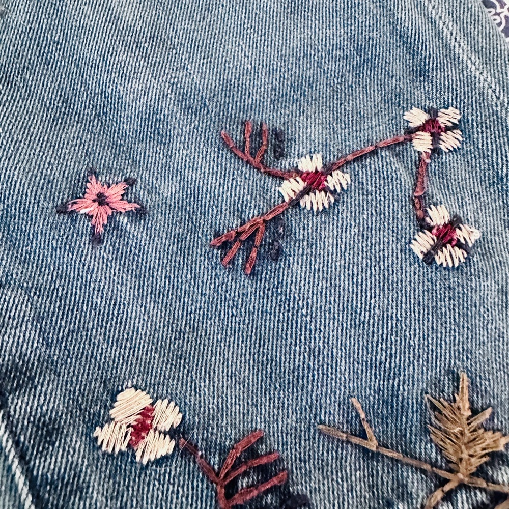Lucky Brand Embroidered Distressed Boyfriend Jeans in size 8 - Picture 3 of 8